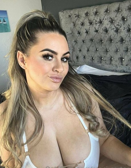 brunette petite onlyfans adult pic