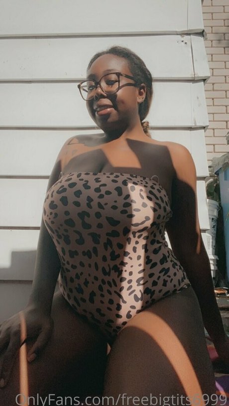 freebigtits6999 naked star image