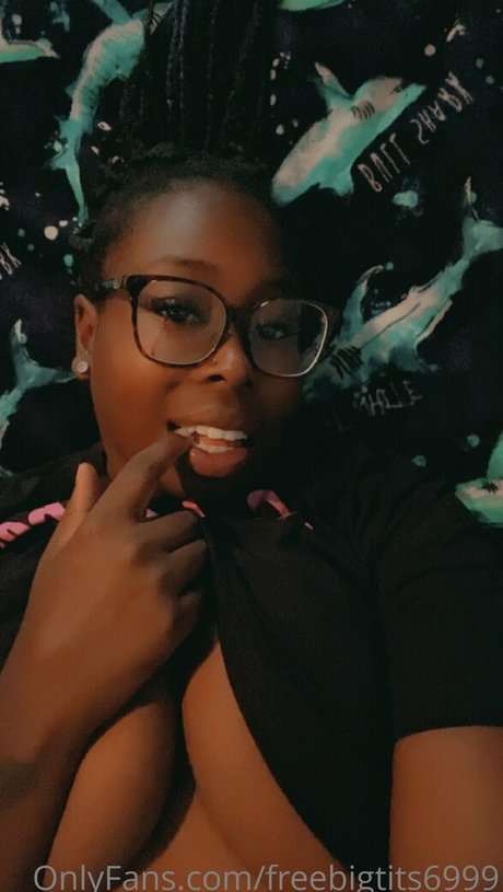 freebigtits6999 adult model photos
