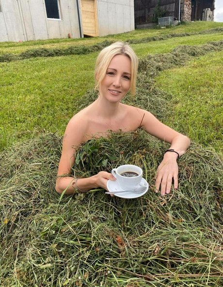 Melissa Naschenweng model images