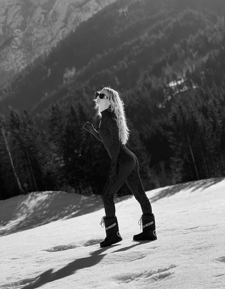 Melissa Naschenweng beautiful model photo