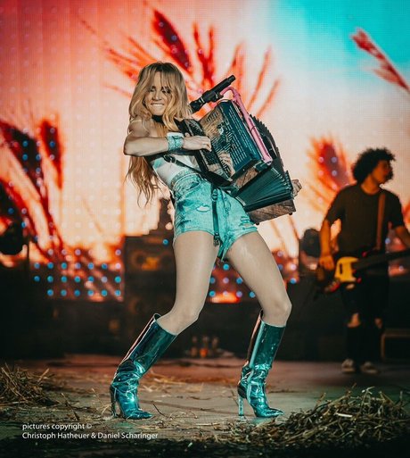 Melissa Naschenweng naked actress picture