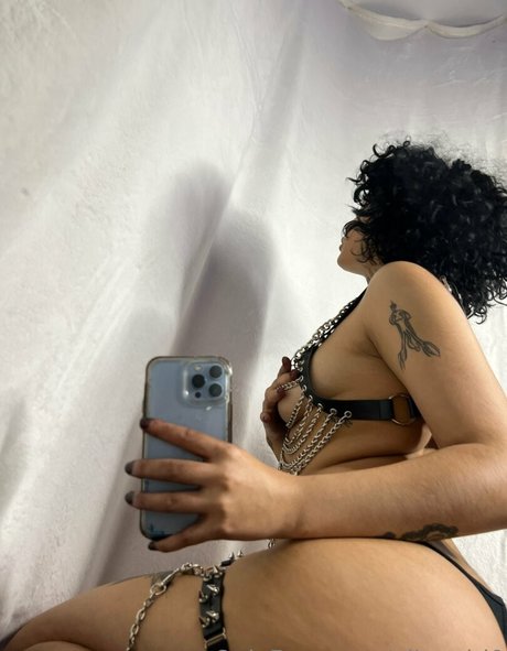 aliengirl0 naked model image