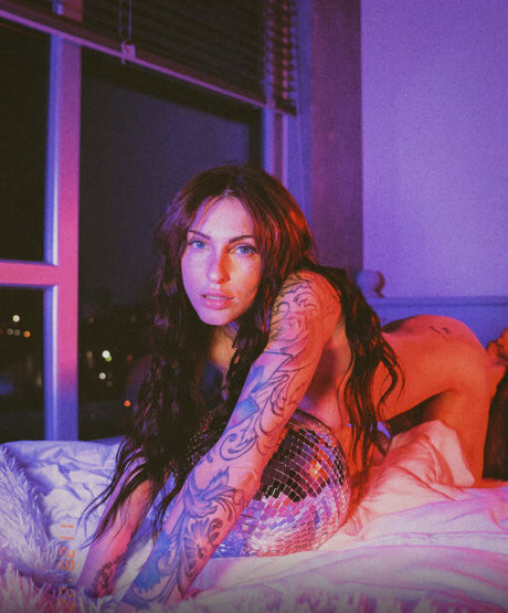 Strawbritty porn model img