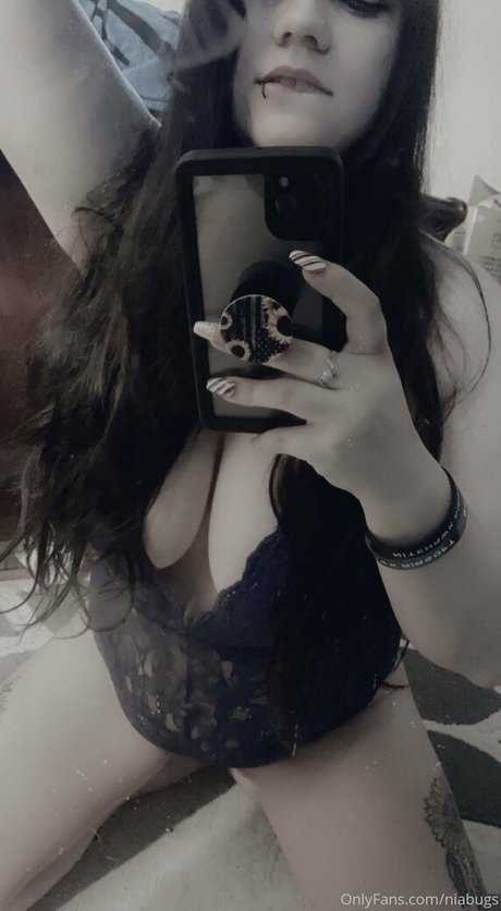 niabugs naked actress pics