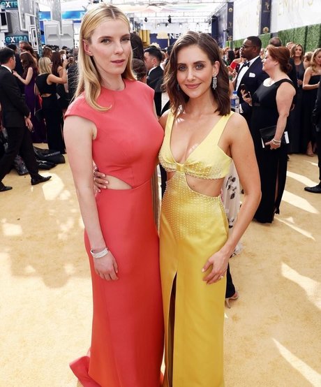 Betty Gilpin beautiful actress img