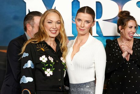 Betty Gilpin art star pics