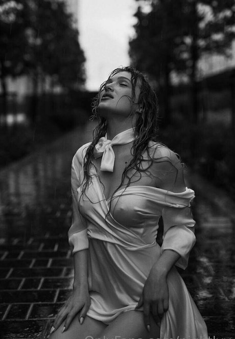 tiny onlyfans beautiful photos