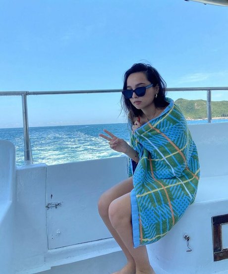 J Lou_ free model picture