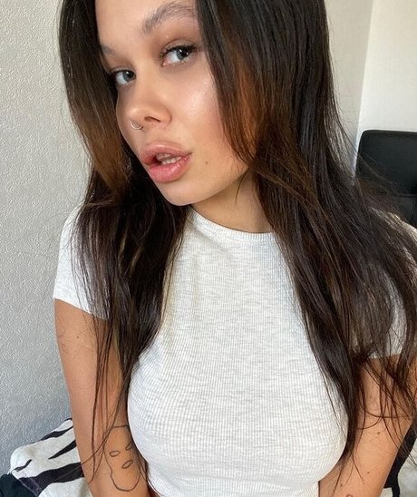 Ami Young art model pic