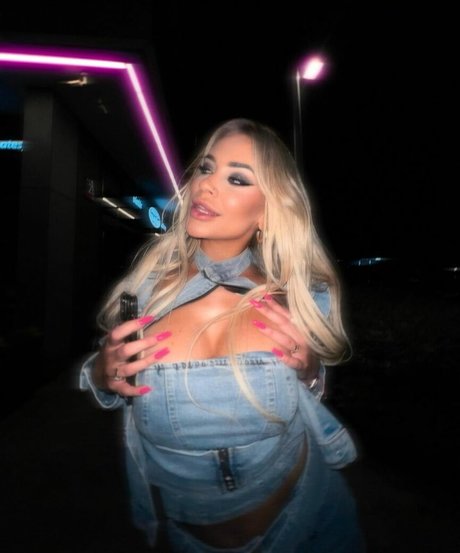 Adrianna Sledz model xxx image