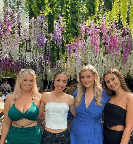 curvy lesbian onlyfans porno image