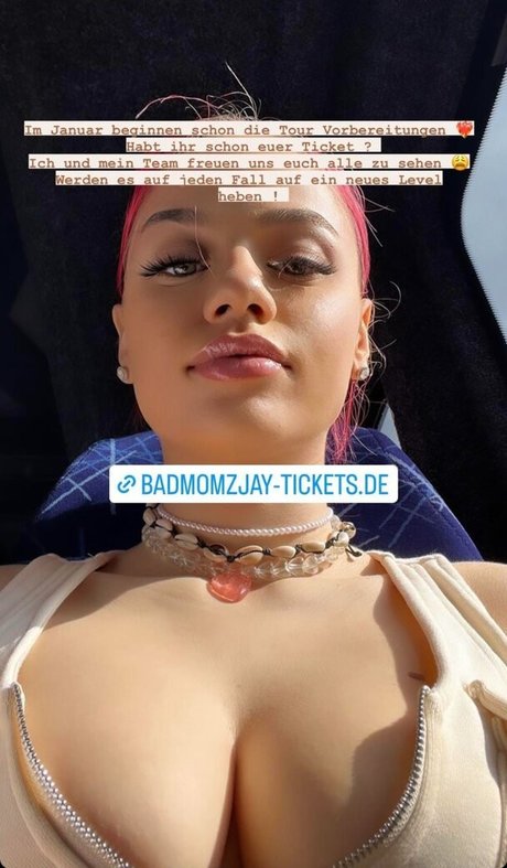 badmomzjay porn model img