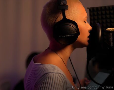 ohmy luna erotic star photo