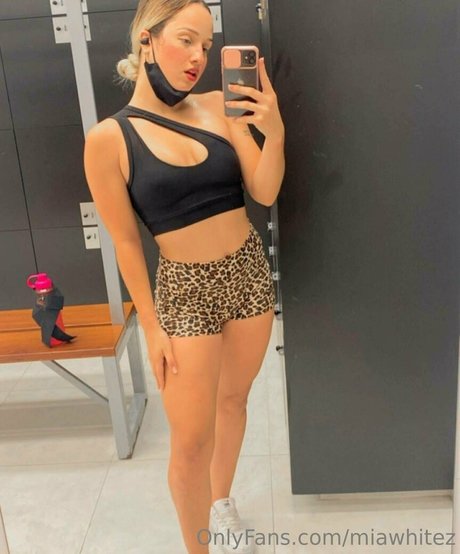 miawhitez adult model img