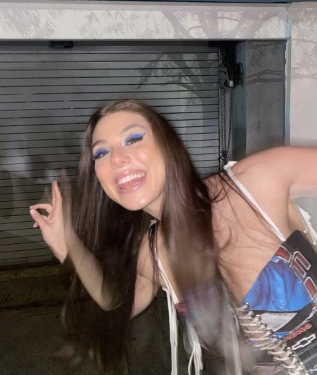 Kira Kosarin model free pics