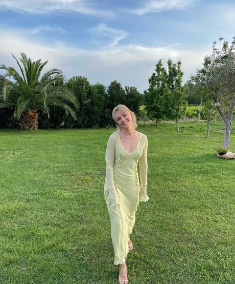 AnnaSophia Robb xxx pornstar photo