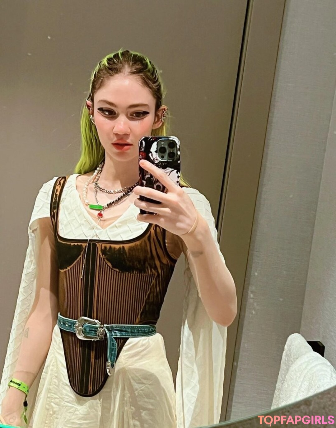 Grimes star pretty pic