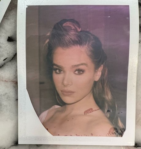 Hailee Steinfeld sexy model galleries