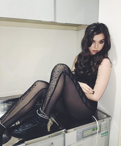 Hailee Steinfeld pornstar exclusive pictures