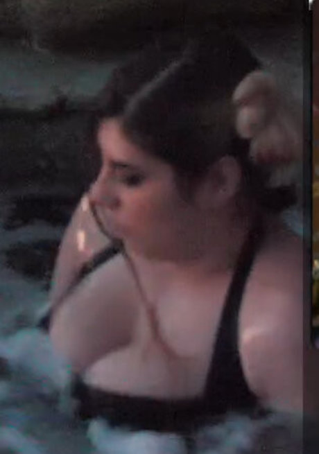 Alluux nude model img