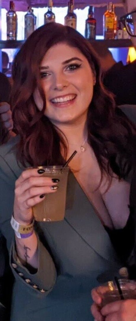 Alluux erotic model pic