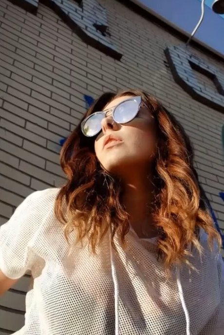 Alluux model high quality photo