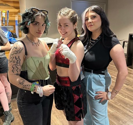 Alluux free actress pics