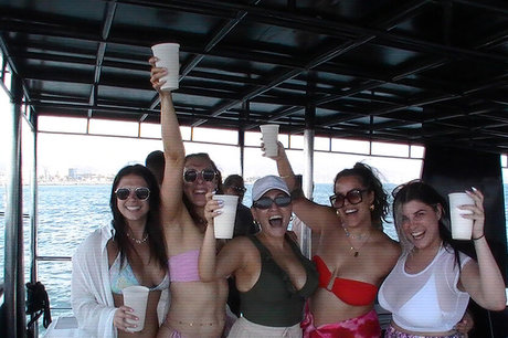 Alluux model high quality pictures