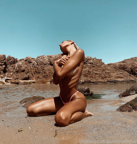 Avalon Nadfalusi model art image