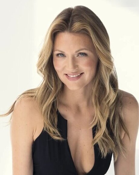 Ella Endlich star adult img