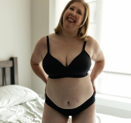 Wellnessbynorah nude star photo