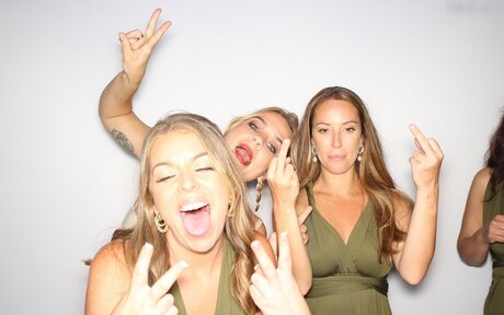 Photobox Flashes pornographic star pic