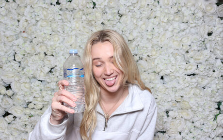 Photobox Flashes pornographic actress pics