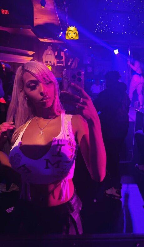 Belladonnas model top photo