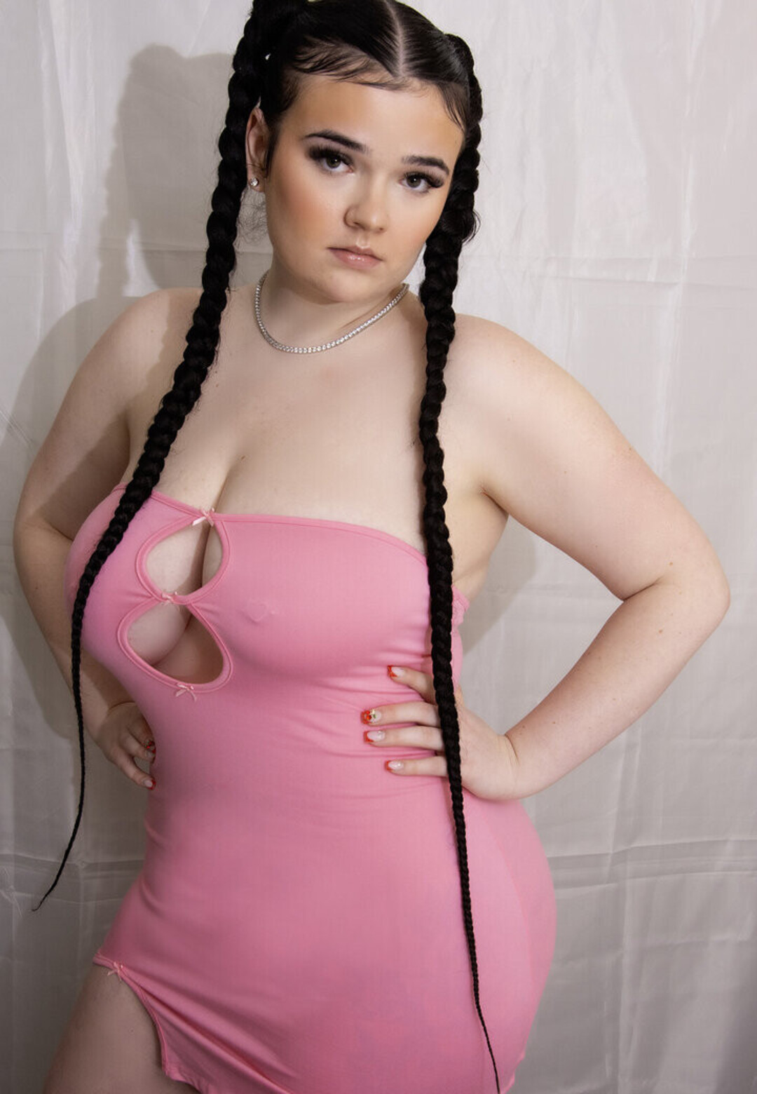 Katieexo134 pretty model pic