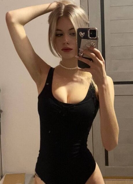 hefxtom naked actress img