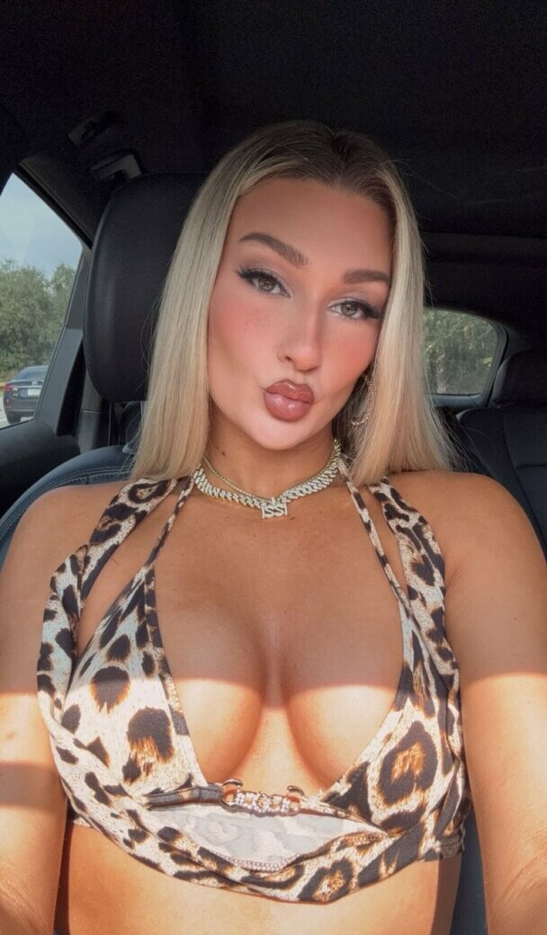 Izzi Dame top profile image