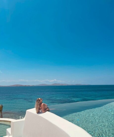 Izzi Dame nice star pic