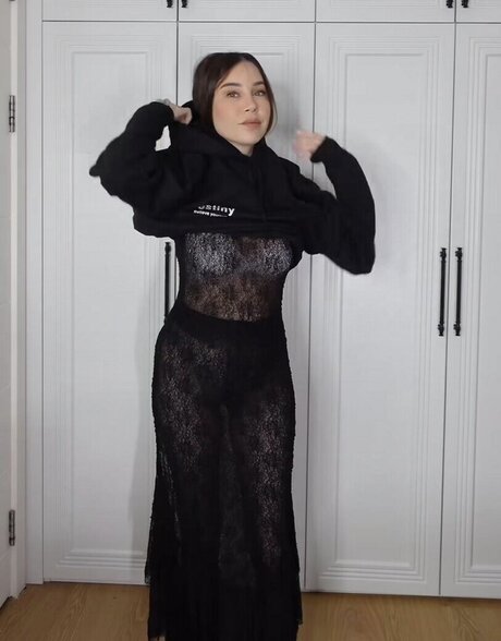 Es1nce model erotic picture