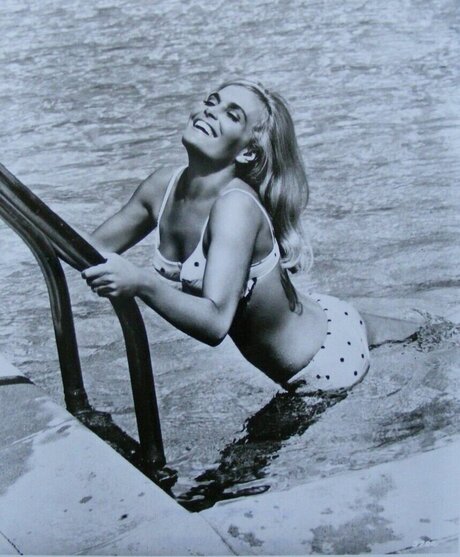 Vintage Sexy Celebs naked star pic