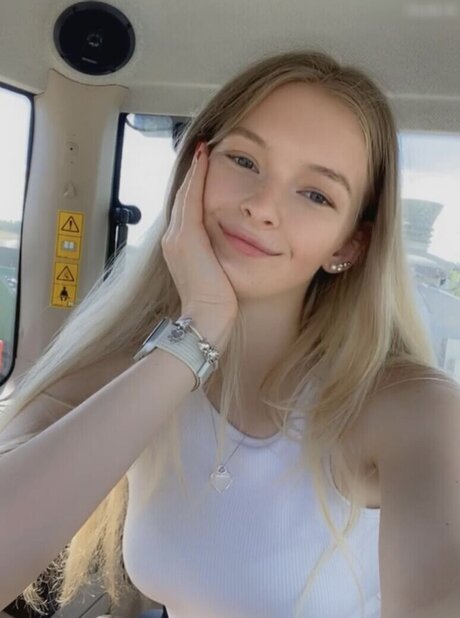 shemale fucks girl onlyfans top photo