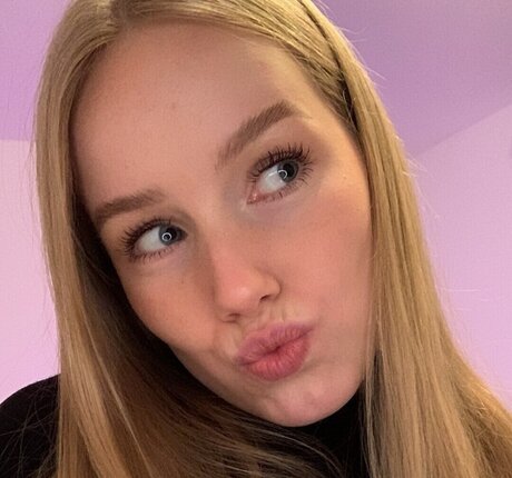 Nadine von relaxASMR model hd images