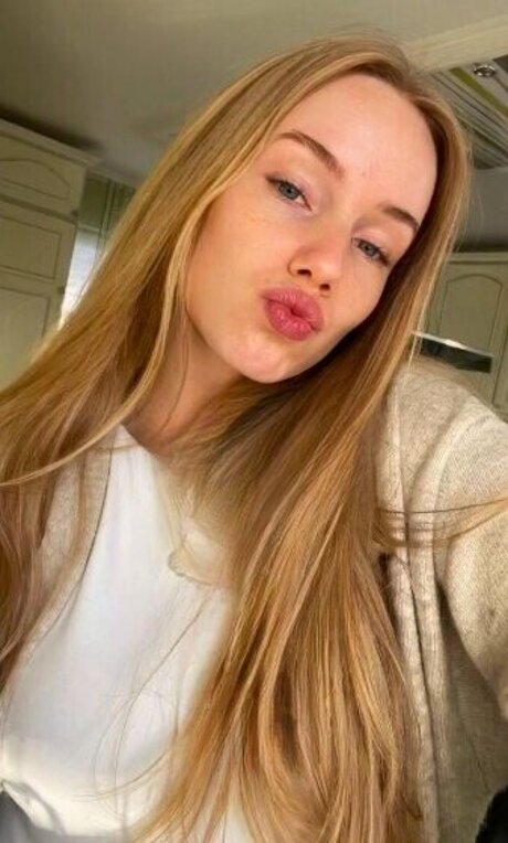 Nadine von relaxASMR xxx actress image