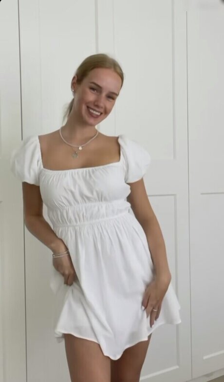 Nadine von relaxASMR exclusive model picture