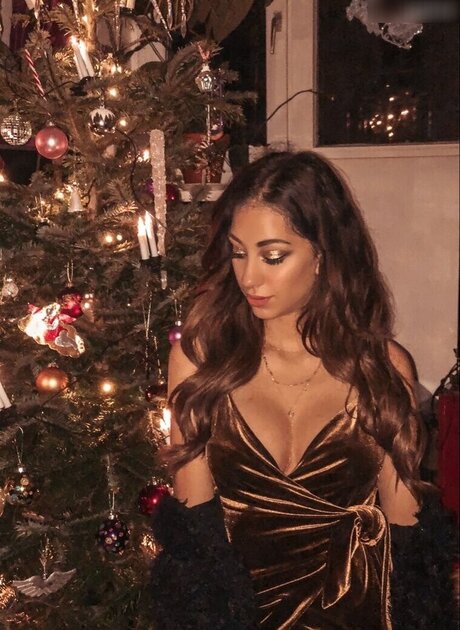 Amira Wirth star nude images