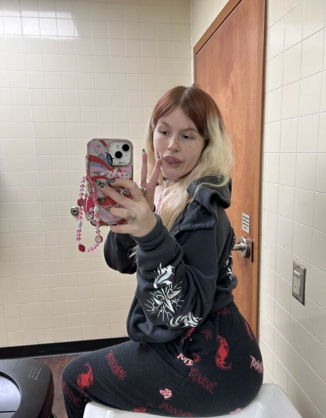 dishonestgirl pretty pornstar img