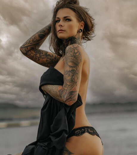 Maxiink naked actress pictures