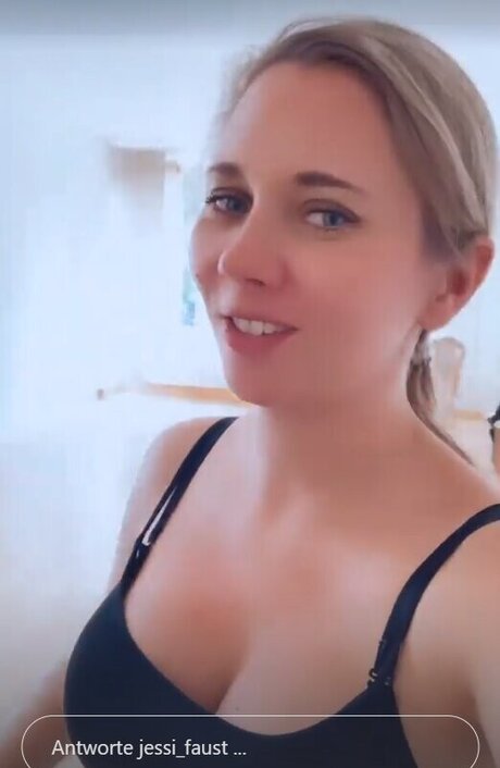 Jessi Faust model top img