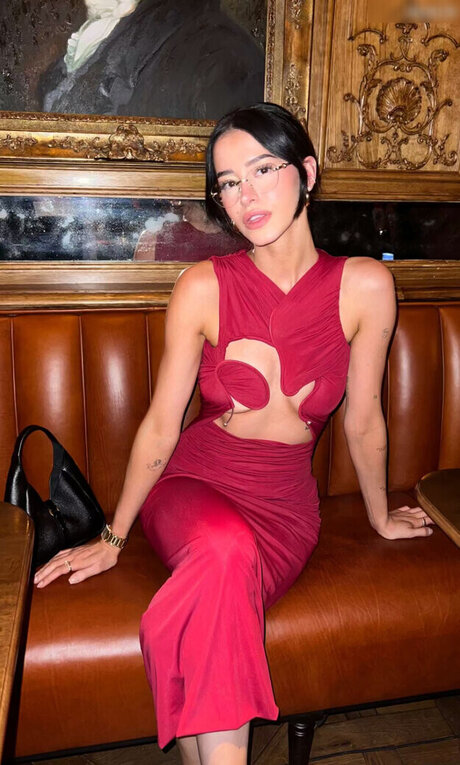 L a Elui model hot photos